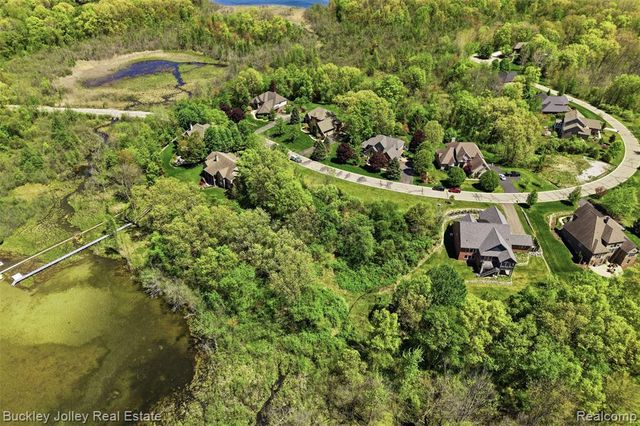 5988 Nottingham Point, Brighton, MI 48116
