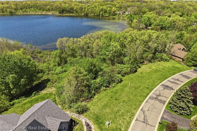 5988 Nottingham Point, Brighton, MI 48116