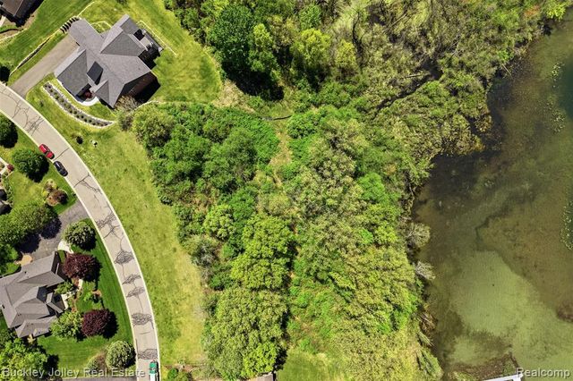 5988 Nottingham Point, Brighton, MI 48116