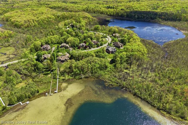 5988 Nottingham Point, Brighton, MI 48116