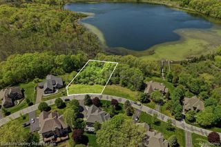 5988 Nottingham Point, Brighton, MI 48116