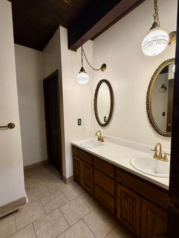 2950 Forestview Circle, Lincoln, NE 68522