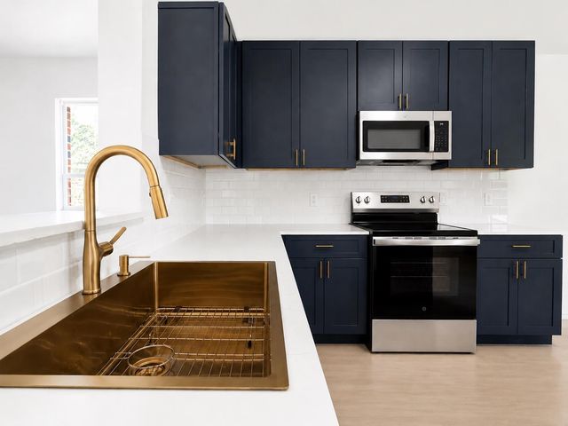 906 W South ST, Leander, TX 78641