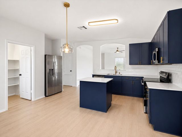 906 W South ST, Leander, TX 78641