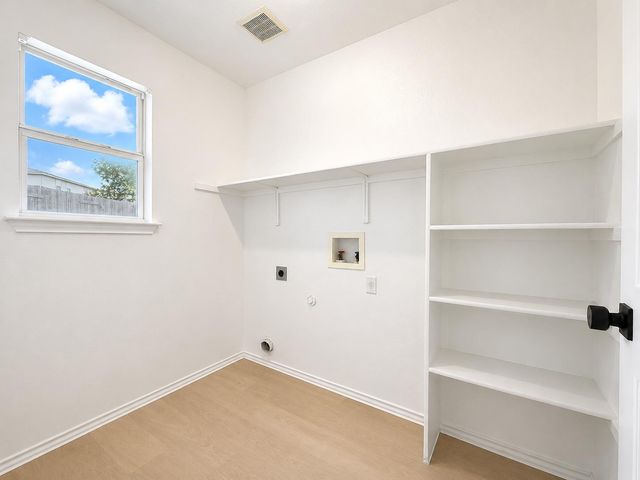 906 W South ST, Leander, TX 78641