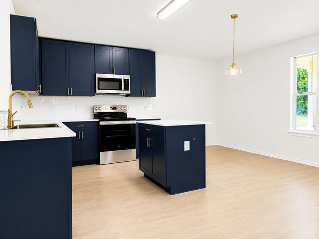 906 W South ST, Leander, TX 78641