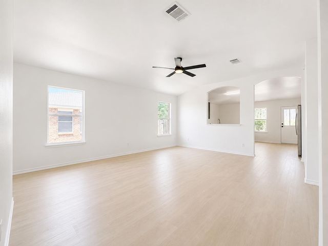 906 W South ST, Leander, TX 78641