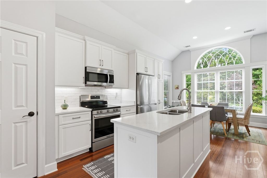 Image 17 of property listing at 33 Lake Heron Court W, Pooler, GA 31322