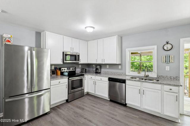 975 River Bend Drive, Burgaw, NC 28425