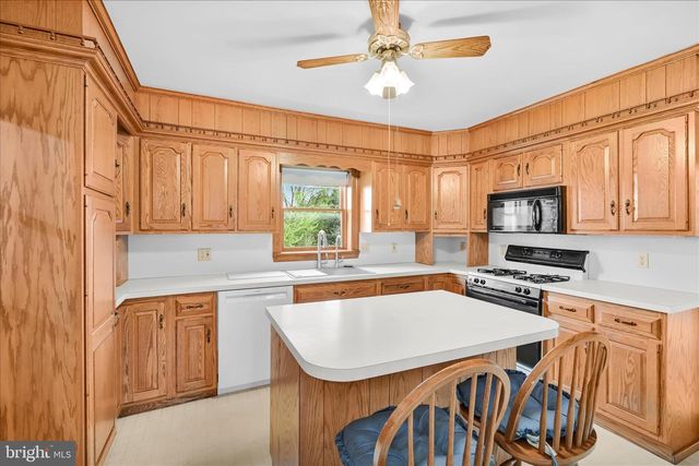 141 HARRISTOWN RD, Paradise, PA 17562