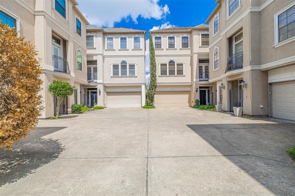 Image 1 of property listing at 5424 Blossom Street 3, Houston, TX 77007