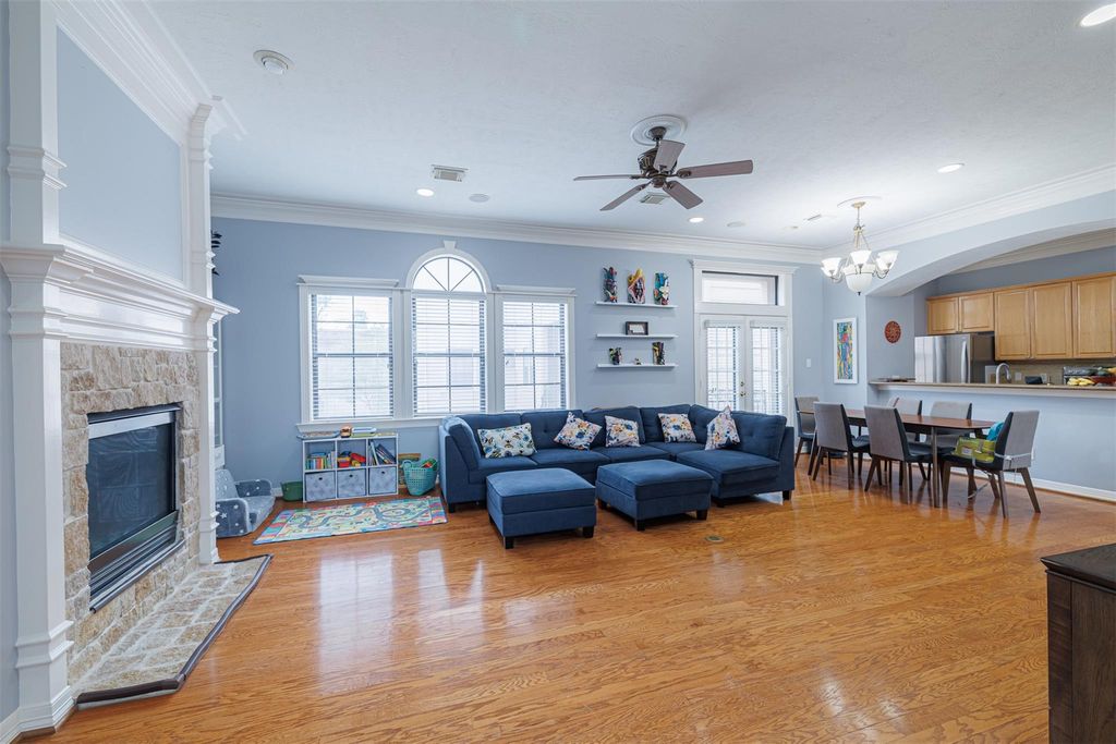 Image 10 of property listing at 5424 Blossom Street 3, Houston, TX 77007