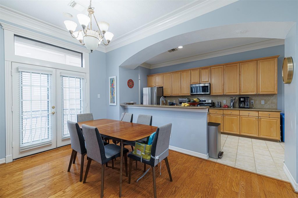 Image 12 of property listing at 5424 Blossom Street 3, Houston, TX 77007