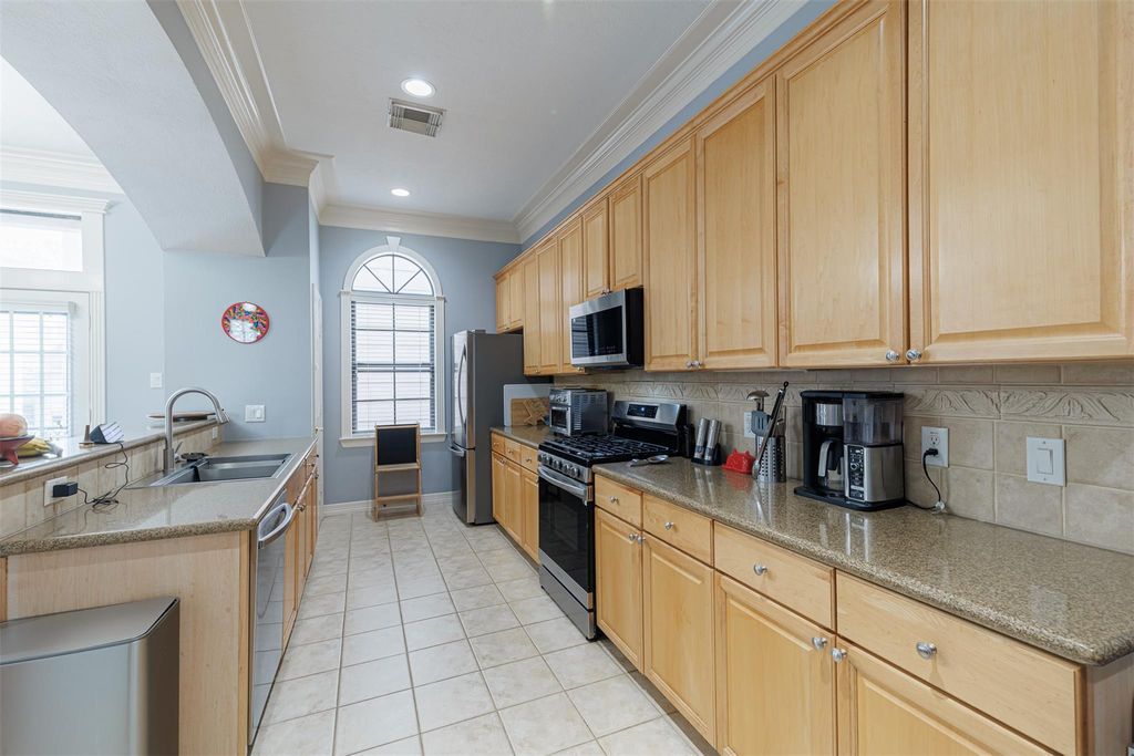 Image 14 of property listing at 5424 Blossom Street 3, Houston, TX 77007