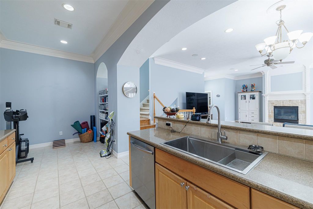 Image 15 of property listing at 5424 Blossom Street 3, Houston, TX 77007