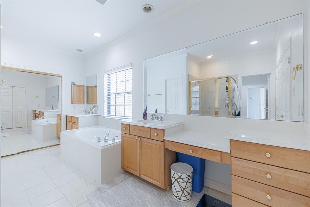 Image 18 of property listing at 5424 Blossom Street 3, Houston, TX 77007