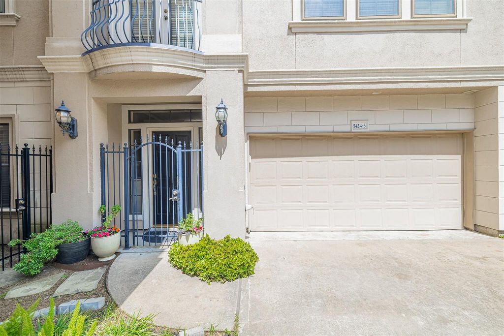 Image 2 of property listing at 5424 Blossom Street 3, Houston, TX 77007