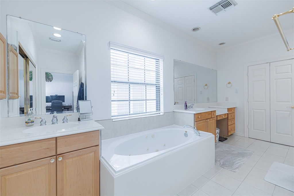 Image 20 of property listing at 5424 Blossom Street 3, Houston, TX 77007
