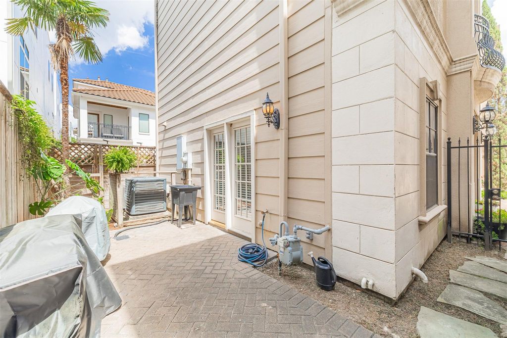 Image 23 of property listing at 5424 Blossom Street 3, Houston, TX 77007