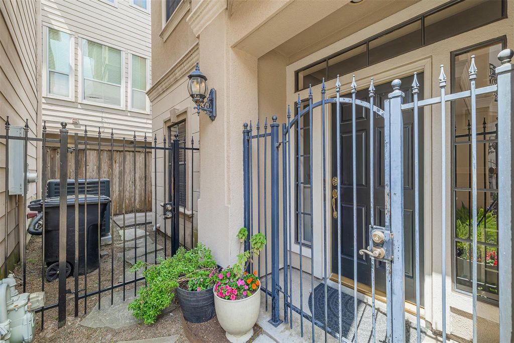 Image 3 of property listing at 5424 Blossom Street 3, Houston, TX 77007