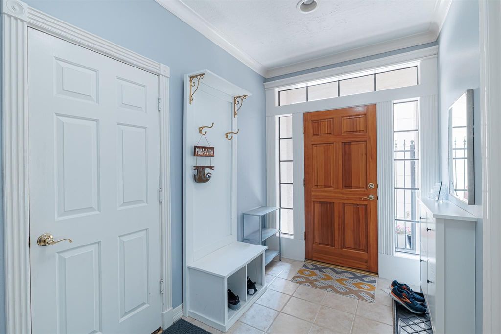 Image 4 of property listing at 5424 Blossom Street 3, Houston, TX 77007
