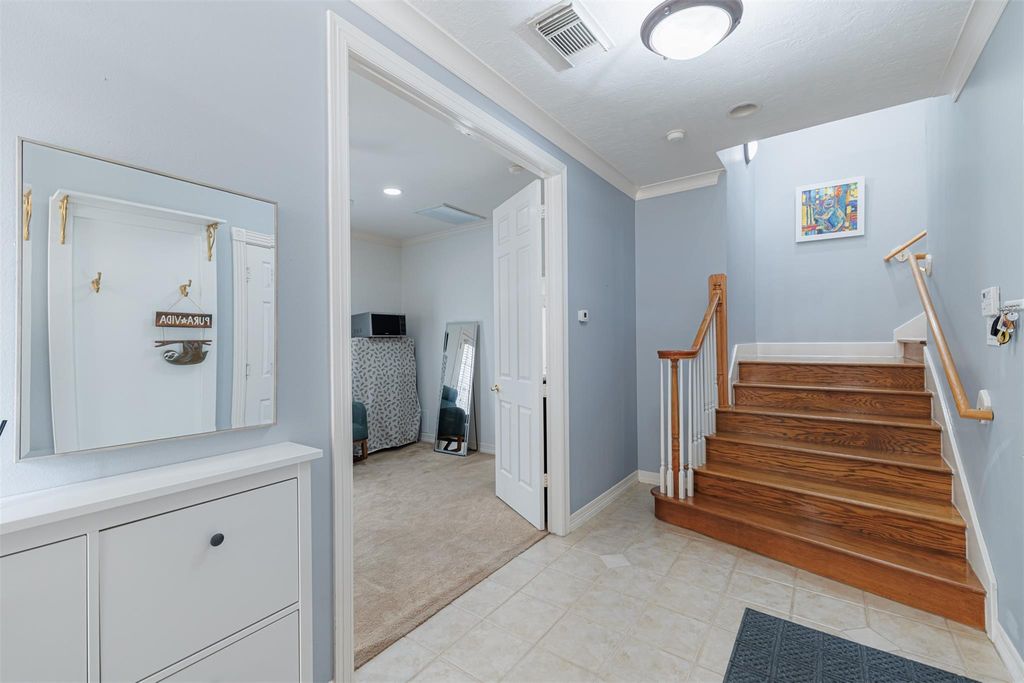 Image 5 of property listing at 5424 Blossom Street 3, Houston, TX 77007