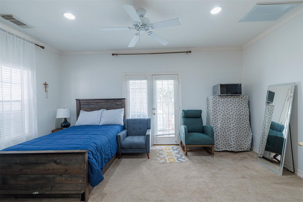 Image 6 of property listing at 5424 Blossom Street 3, Houston, TX 77007