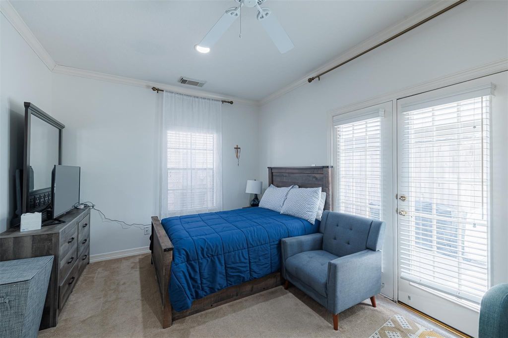 Image 7 of property listing at 5424 Blossom Street 3, Houston, TX 77007