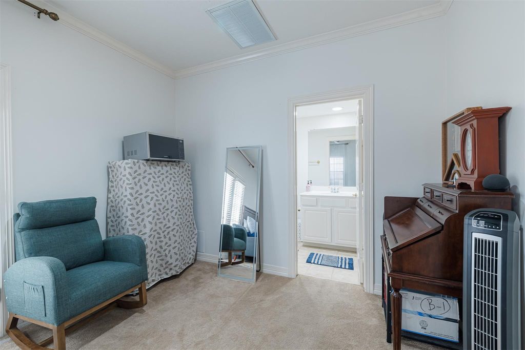Image 8 of property listing at 5424 Blossom Street 3, Houston, TX 77007
