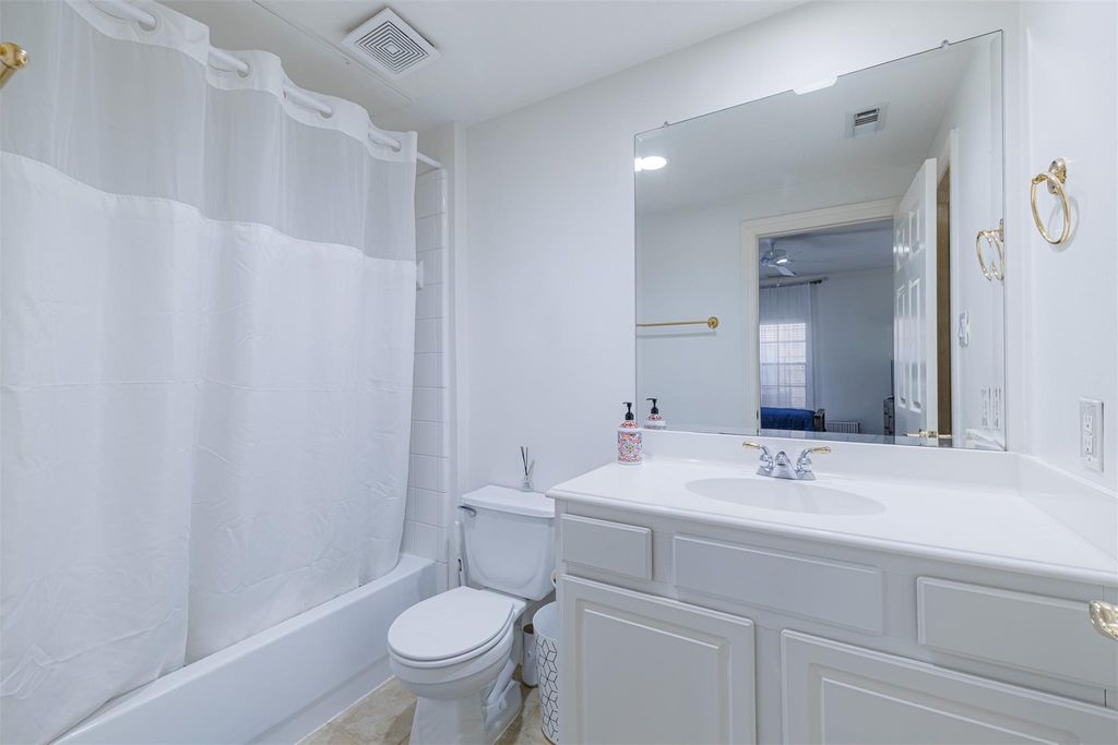 Image 9 of property listing at 5424 Blossom Street 3, Houston, TX 77007