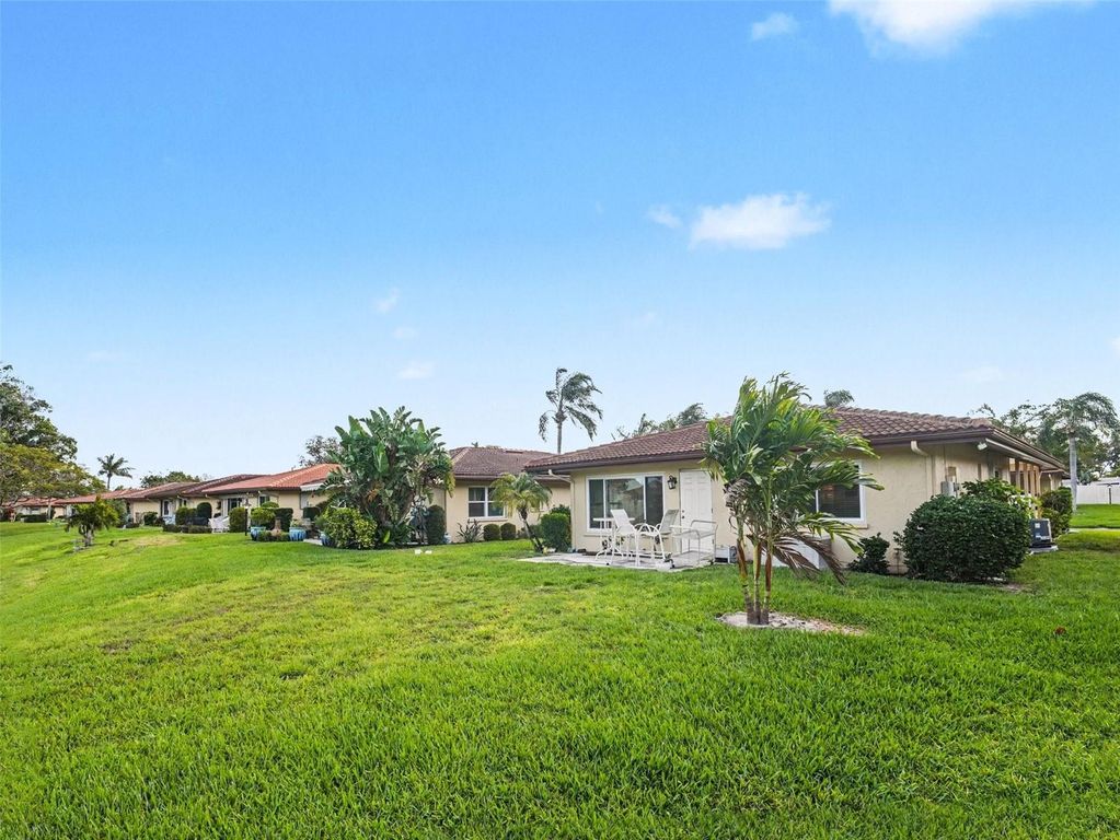 Image 11 of property listing at 6608 AUBURN AVENUE 6608, Bradenton, FL 34207