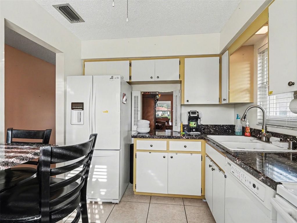 Image 4 of property listing at 6608 AUBURN AVENUE 6608, Bradenton, FL 34207