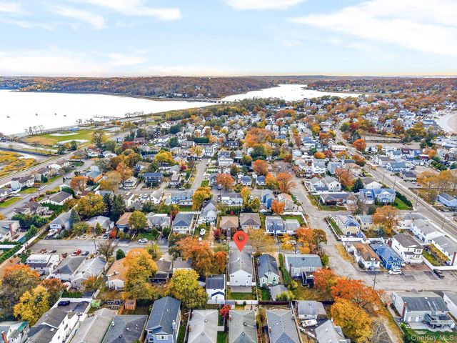 11 7th Street, Bayville, NY 11709