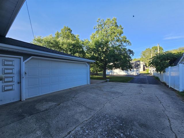 117 S West, Hillsdale, MI 49242