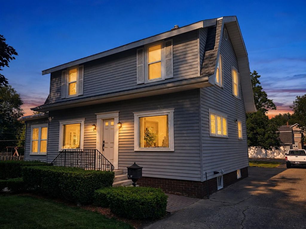 117 S West, Hillsdale, MI 49242