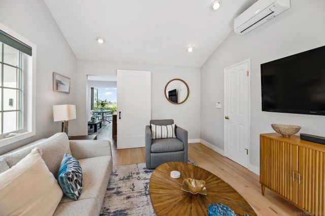 5830 Desert View Dr, La Jolla, CA 92037