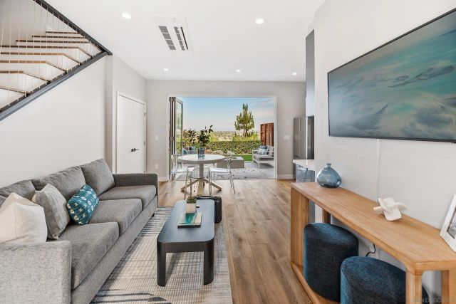 5830 Desert View Dr, La Jolla, CA 92037