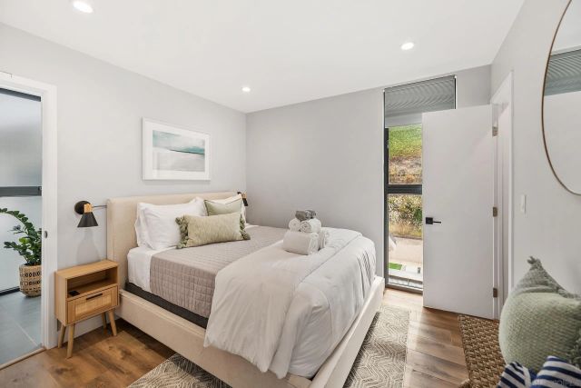 5830 Desert View Dr, La Jolla, CA 92037