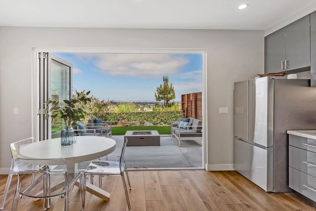 5830 Desert View Dr, La Jolla, CA 92037