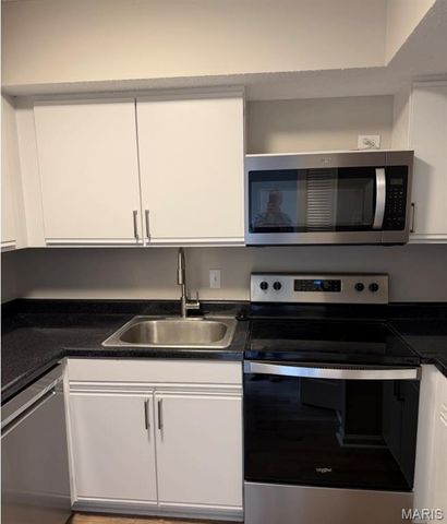 8825 Wrenwood Lane, Brentwood, MO 63144