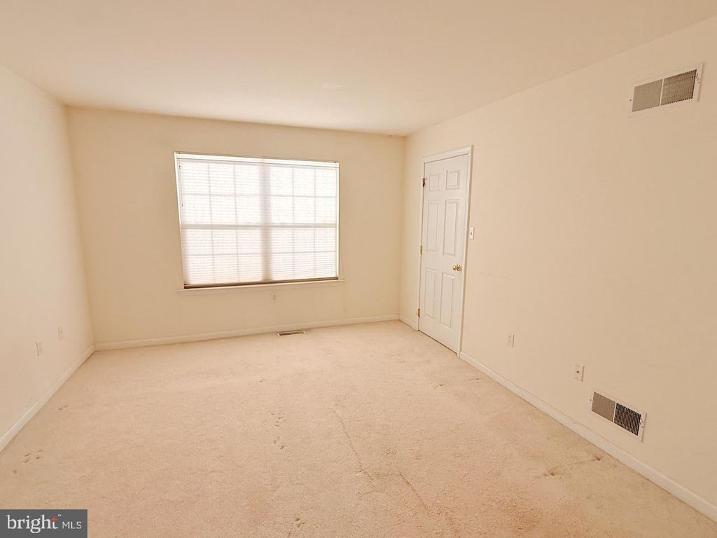 102 COUNTRY LN, Morgantown, PA 19543