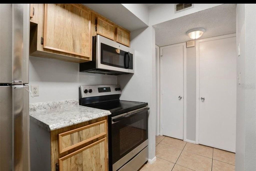 Image 13 of property listing at 14227 SHADOW MOSS LANE 101, Tampa, FL 33613