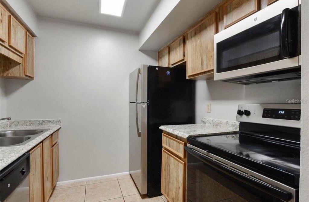 Image 14 of property listing at 14227 SHADOW MOSS LANE 101, Tampa, FL 33613