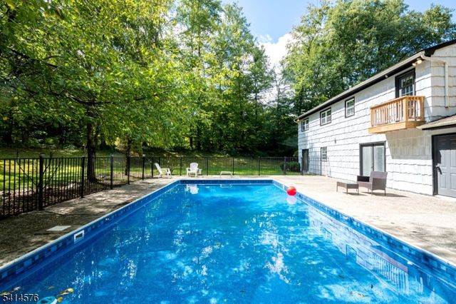 5 Beaver Brook Dr, Vernon Twp., NJ 07461