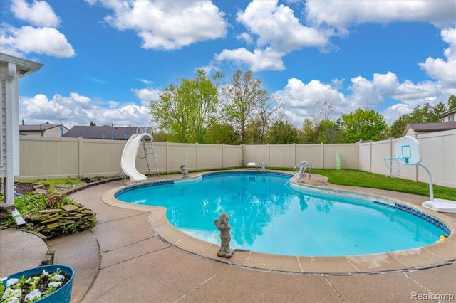 25436 Montebello Drive, Trenton, MI 48183