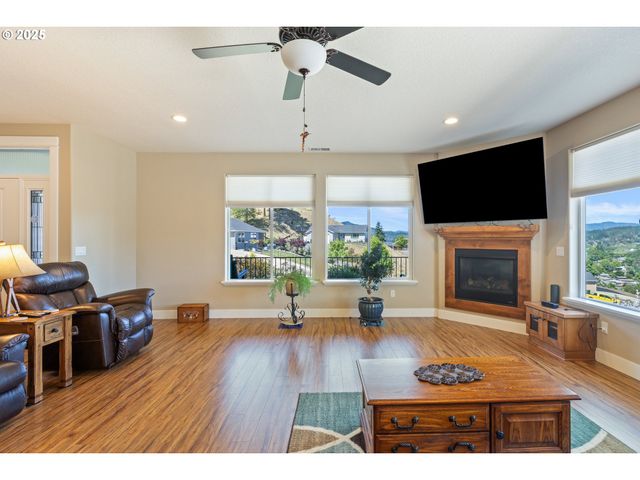 895 VALLEY VISTA St, Sutherlin, OR 97479