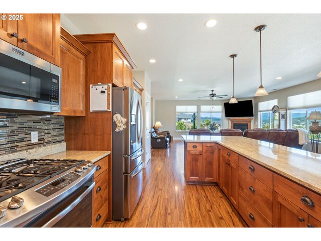 895 VALLEY VISTA St, Sutherlin, OR 97479