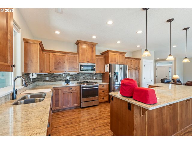 895 VALLEY VISTA St, Sutherlin, OR 97479