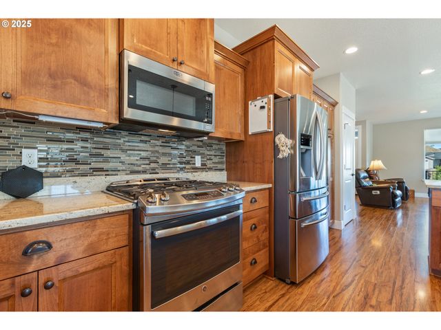 895 VALLEY VISTA St, Sutherlin, OR 97479