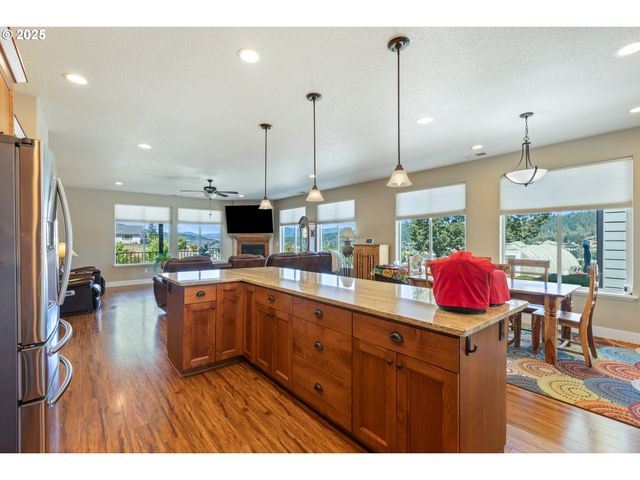 895 VALLEY VISTA St, Sutherlin, OR 97479